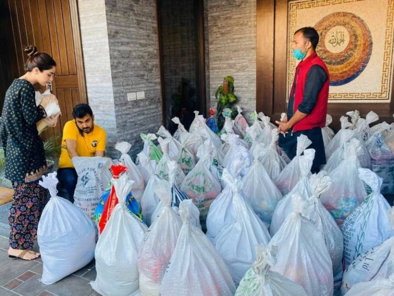maya ali distribute ration bags